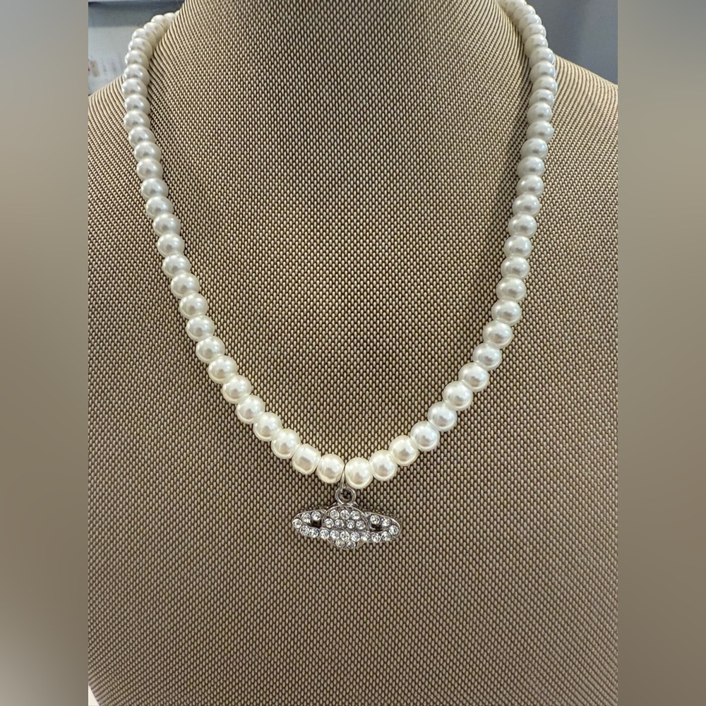 Elegant Fuax Pearl Necklace with Silver Saturn Pendant
